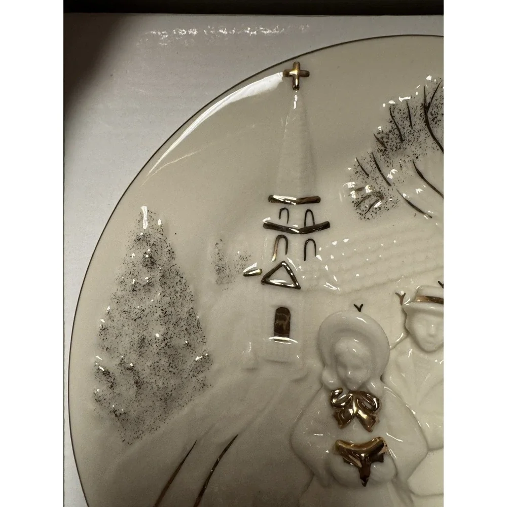 Mikasa Holiday Elegance FK001‎ Caroler Round 3D Fine Porcelain Decorative Plate.
